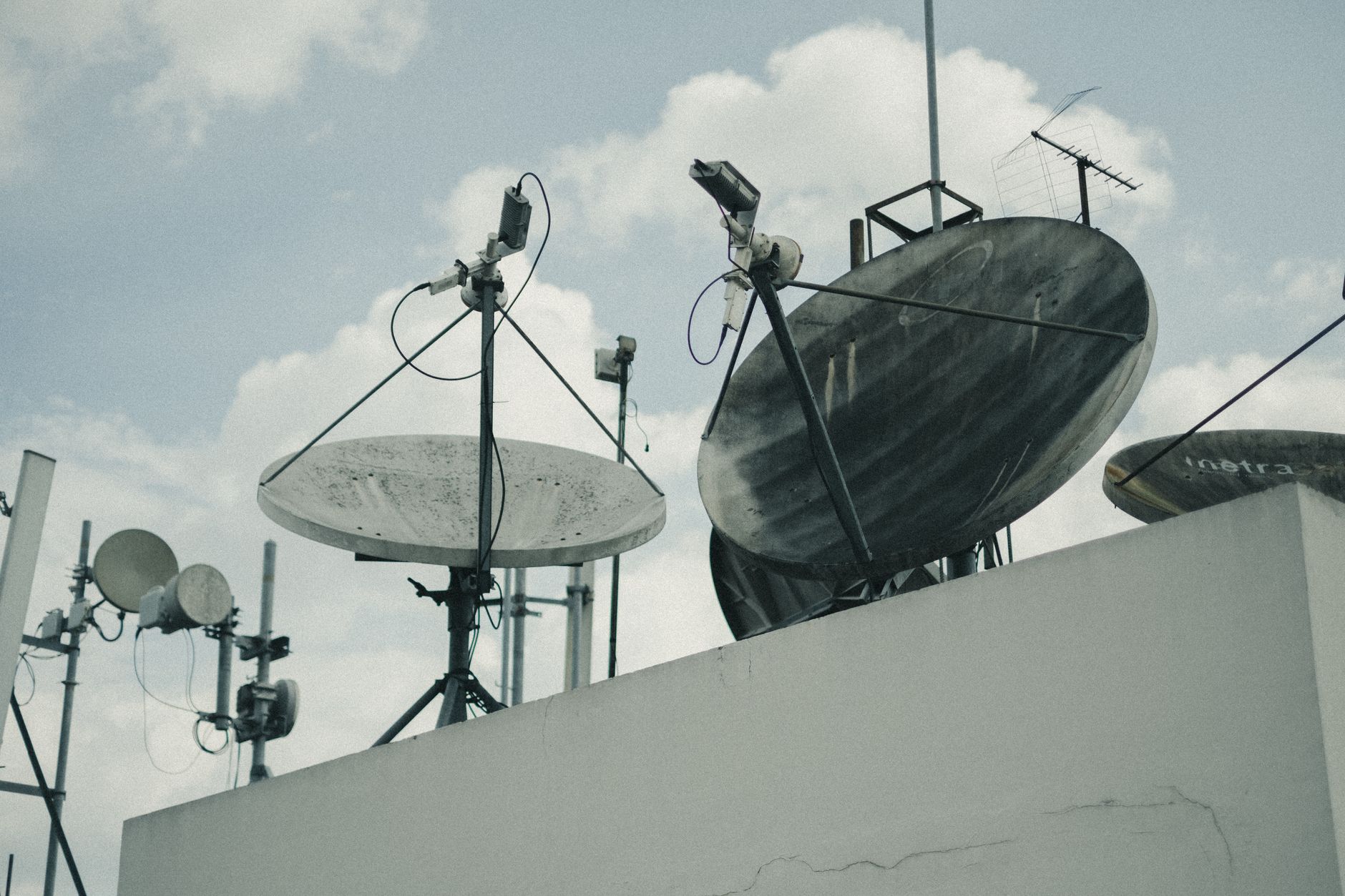 SpaceX impune restricții de viteză pentru terminalele Starlink utilizate de armata din Ucraina
