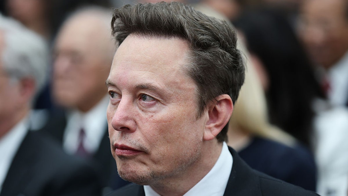 Elon Musk este acuzat de jocuri politice în Ucraina după restricționarea serviciilor Starlink