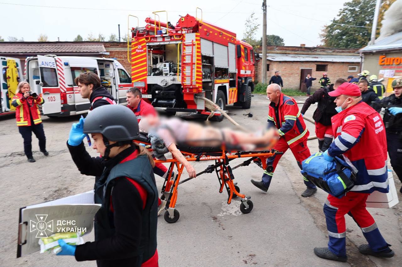 Atac cu drone rusești în orașul Lutsk: șase persoane decedate și un magazin distrus