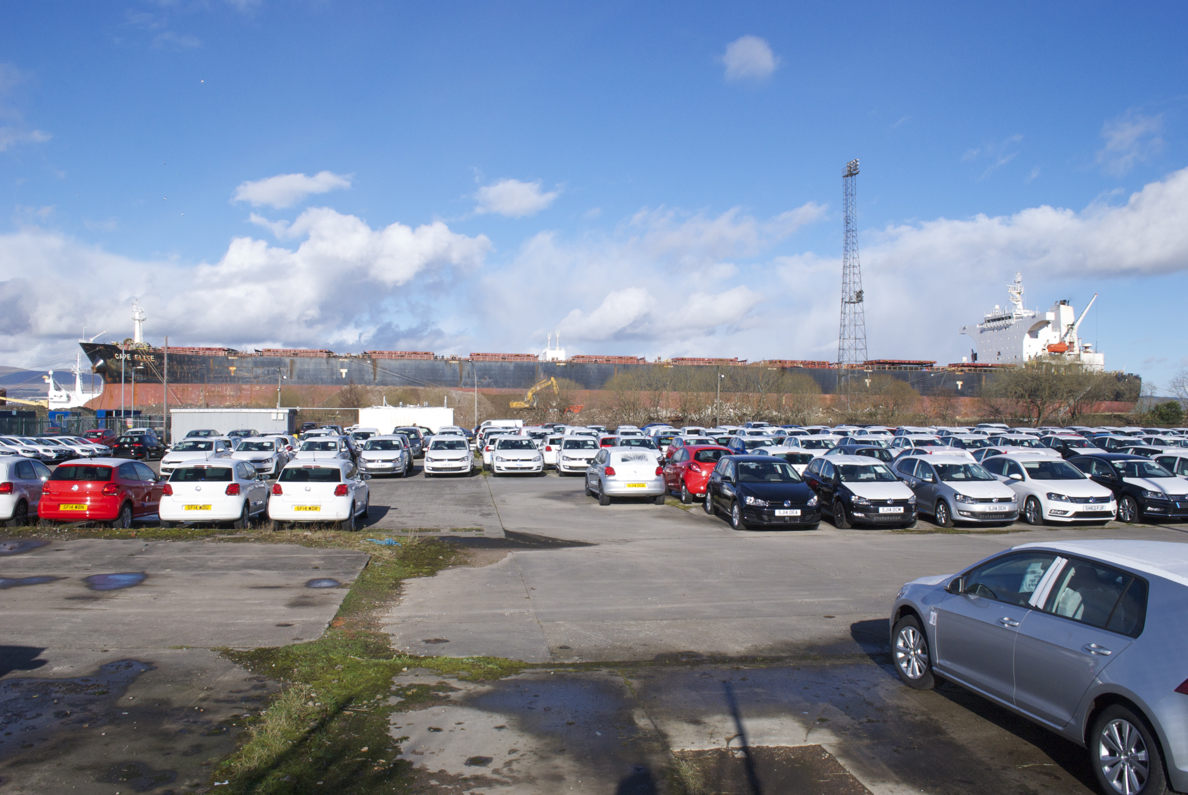 Escaladare în Strâmtoarea Ormuz: Două nave comerciale s-au scufundat după atacuri cu proiectile