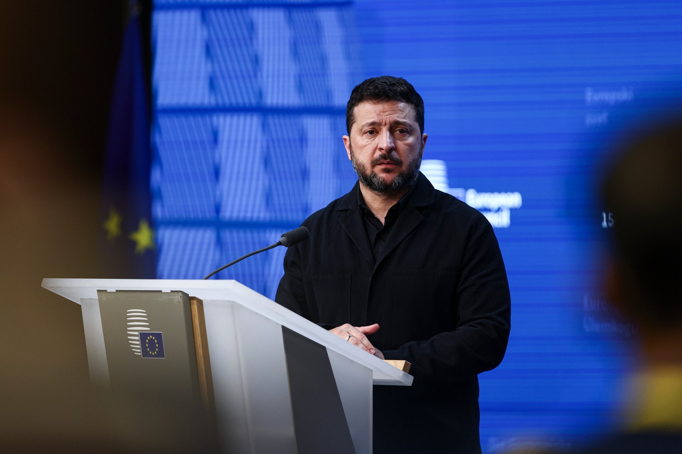 Zelenski a reacționat ironic la Bruxelles după întrebarea despre rolul de „țap ispășitor” în politicile lui Trump