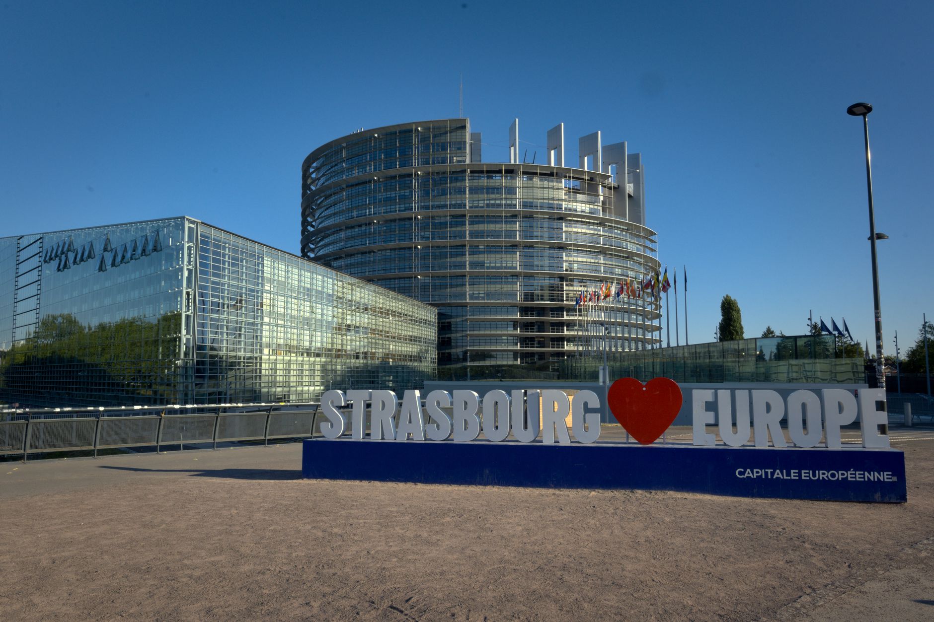 Zelenski cere 70 de miliarde de euro de la UE și critică acordul Trump-Rusia privind energia