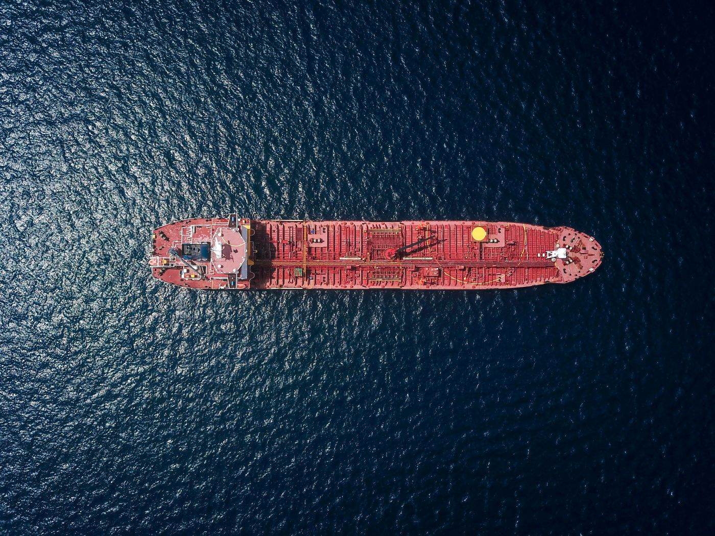 Petrolier cu peste două milioane de barili de țiței a luat foc în Strâmtoarea Hormuz după impactul cu o mină