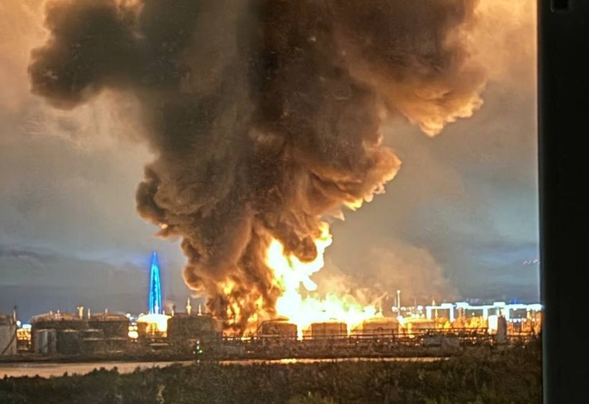 Atac masiv cu drone asupra Sankt Petersburg: incendiu la terminalul petrolier și întreruperi de energie