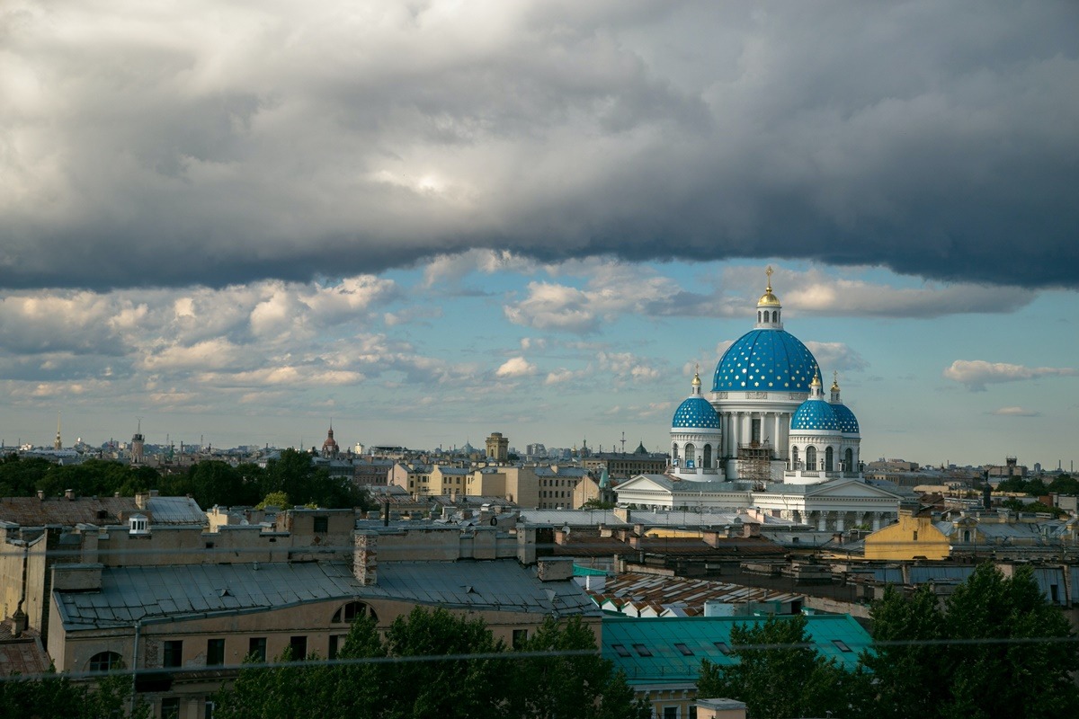 Atac masiv cu drone în Sankt Petersburg: instalații petroliere incendiate și victime raportate