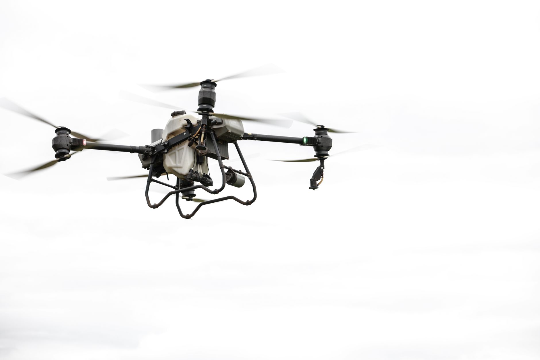 Premieră militară în Ucraina: Un soldat rănit a fost extras de pe linia frontului cu o dronă grea