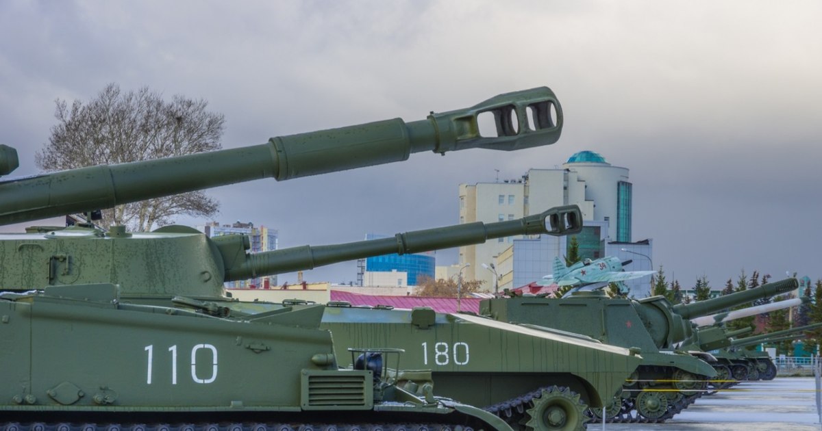 Rusia își reface rezervele de blindate în depozite aflate la doar 500 km de granițele NATO