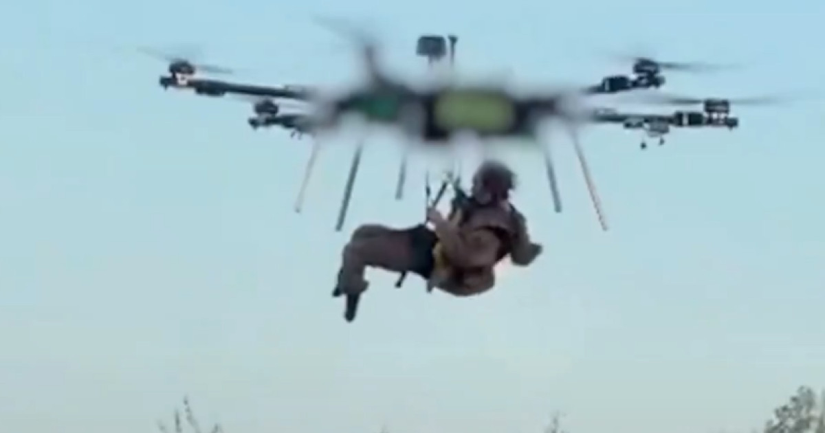 Evoluție tactică pe frontul din Ucraina: un soldat rănit a fost salvat cu ajutorul unei drone de atac