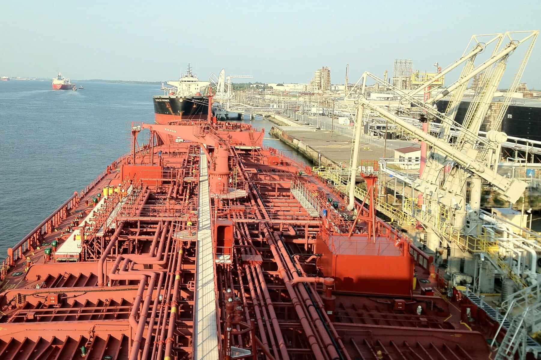 Aramco recuperează capacitatea conductei Est-Vest; oficiali SUA au avut discuții cu Houthi în Oman