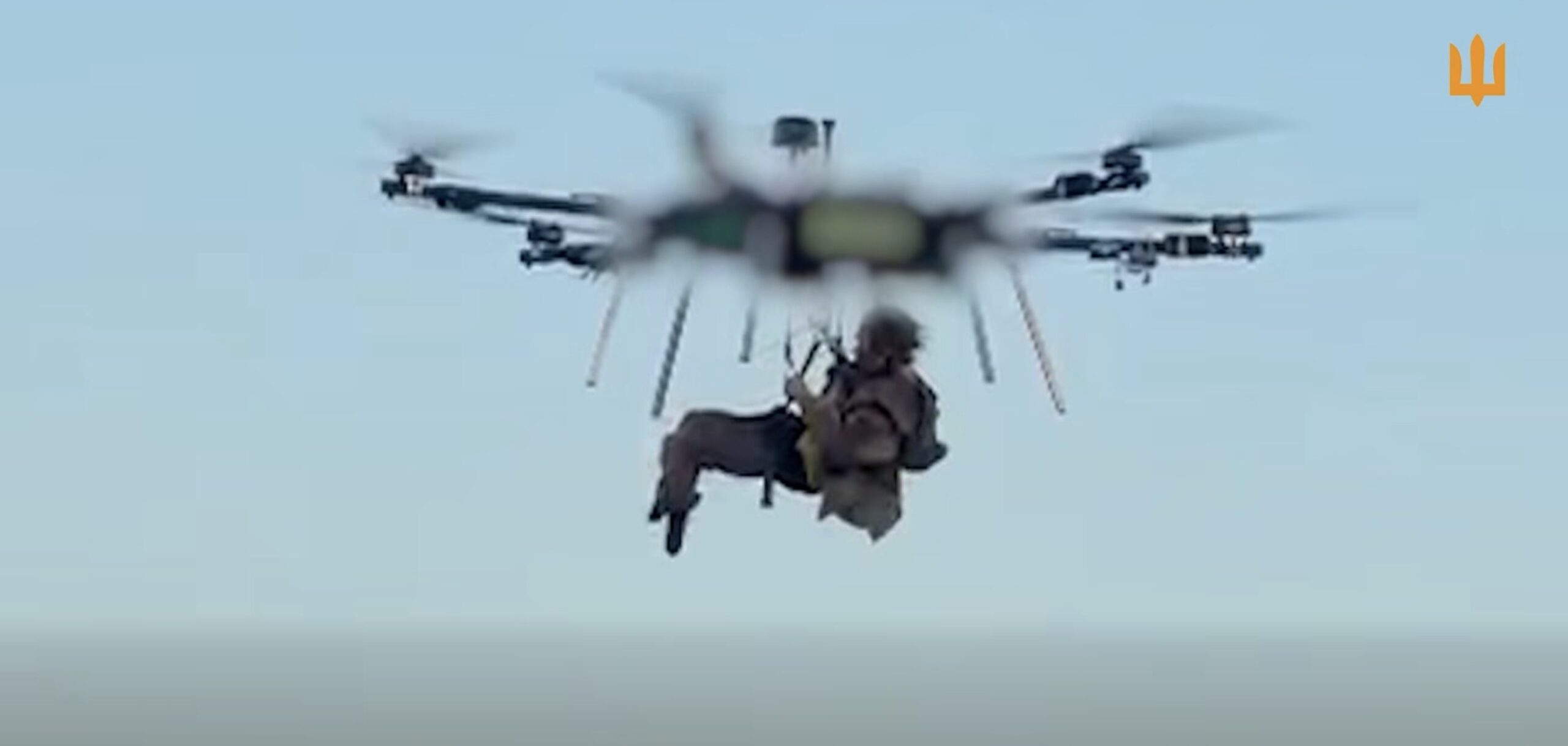 Primul succes al evacuării medicale a unui soldat ucrainean cu ajutorul unei drone de mare capacitate
