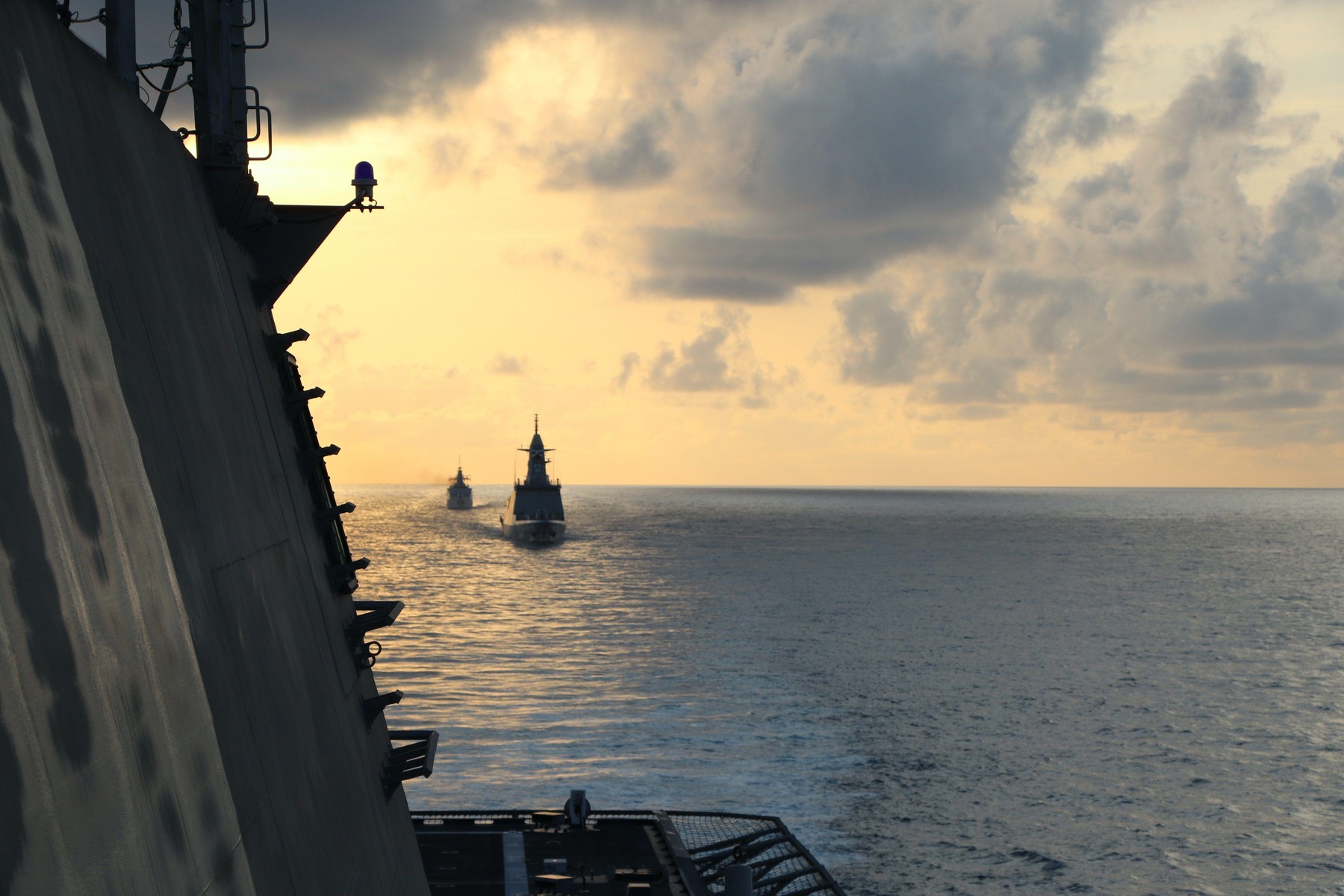 Tensiuni în Marea Chinei de Sud: China trimite forțe navale după intrarea navei USS Charleston în ape disputate