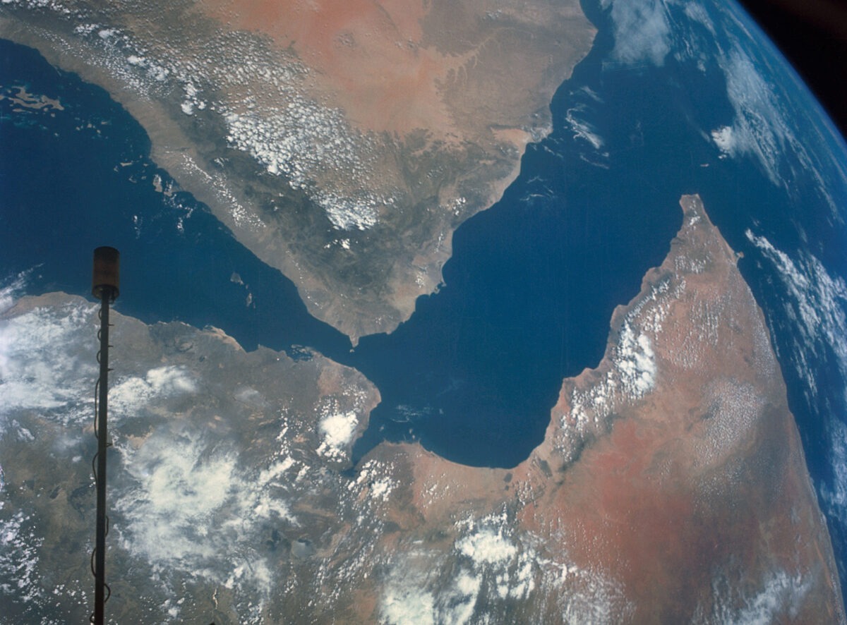 China solicită Iranului limitarea operațiunilor rebelilor Houthi în Marea Roșie