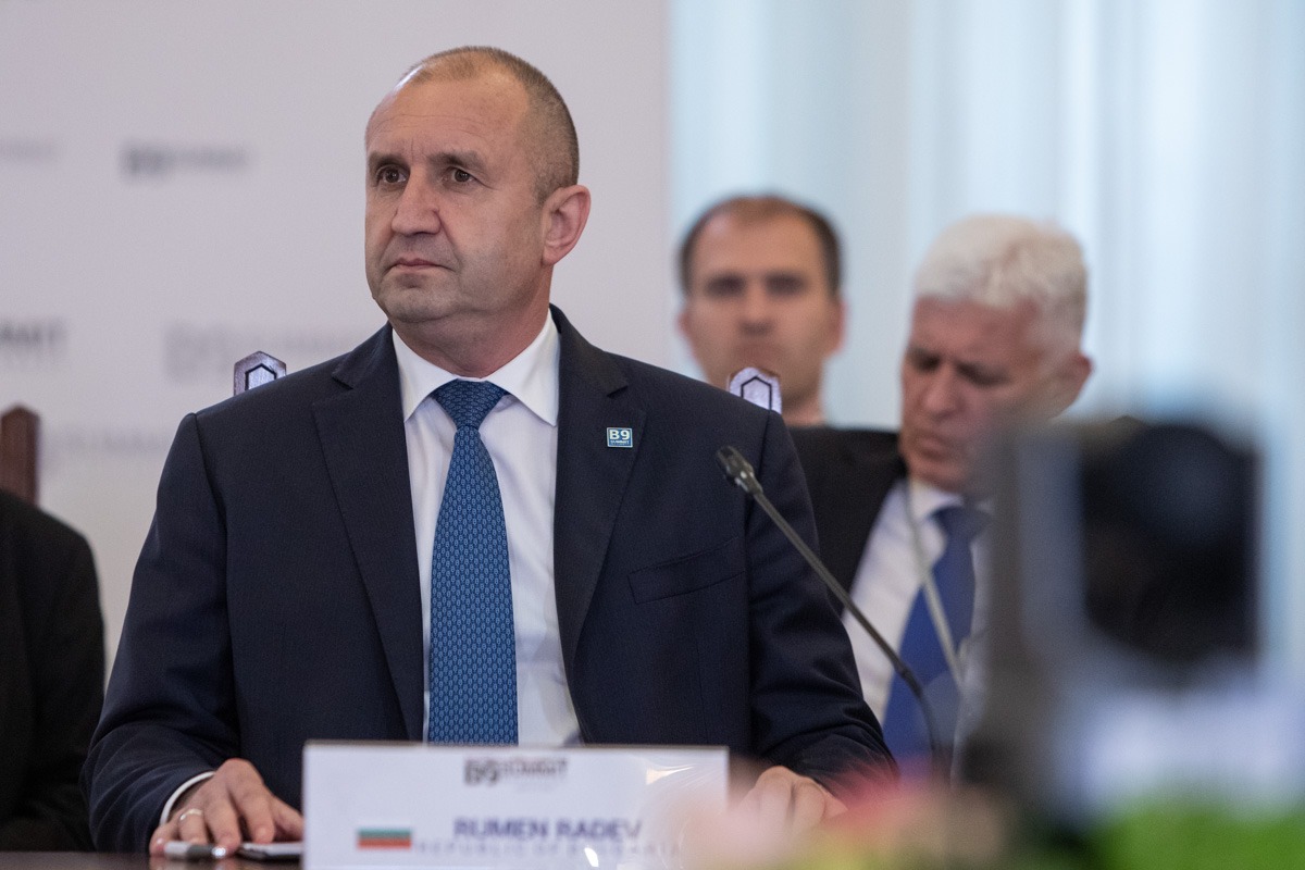 Bulgaria adoptă poziția de abținere constructivă față de finanțarea armelor pentru Ucraina