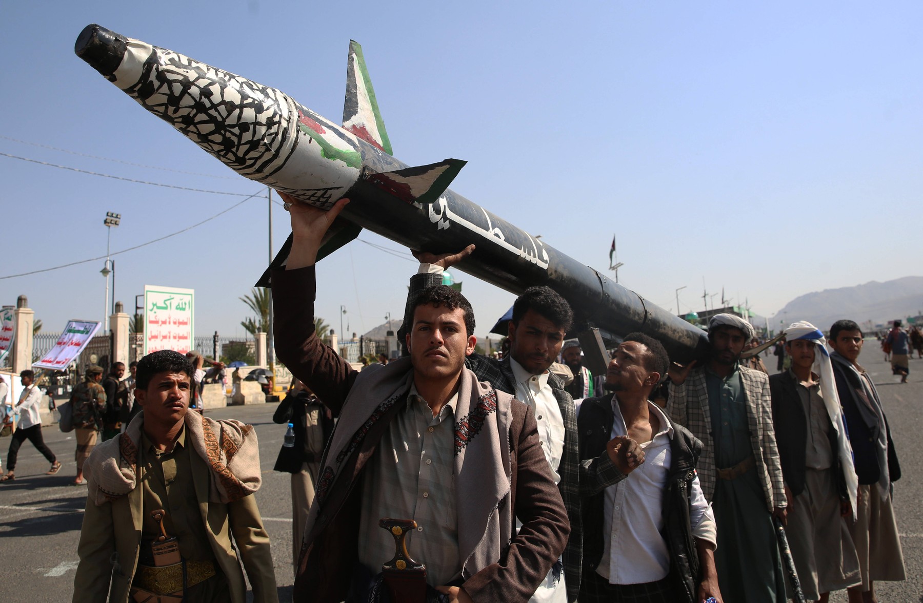 Discuții directe între delegația SUA și rebelii houthi în Oman: Asigurări privind siguranța navelor în Marea Roșie