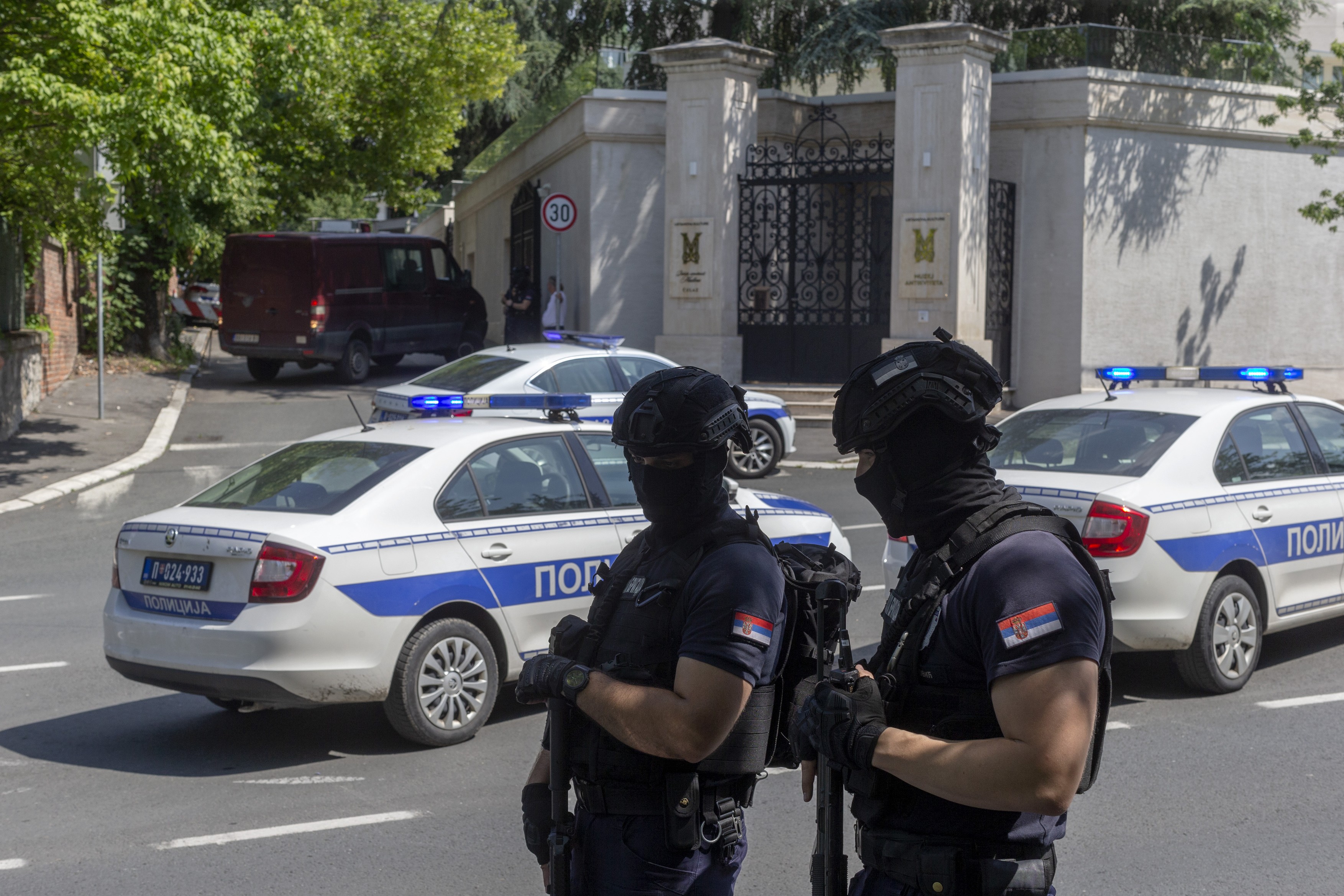 Atac terorist în fața ambasadei Israelului din Belgrad: minor împușcat mortal de poliție