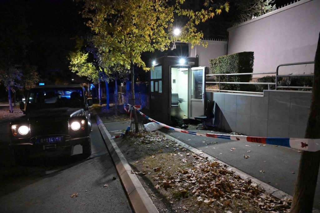 Atac violent în fața ambasadei Israelului din Belgrad: un minor a fost împușcat mortal