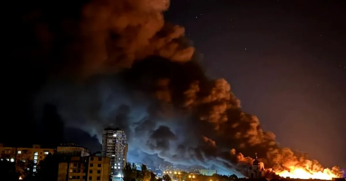 Atac cu drone asupra centrului comercial Amstor din Zaporojie: Incendiu masiv și supraviețuitori într-un skatepark