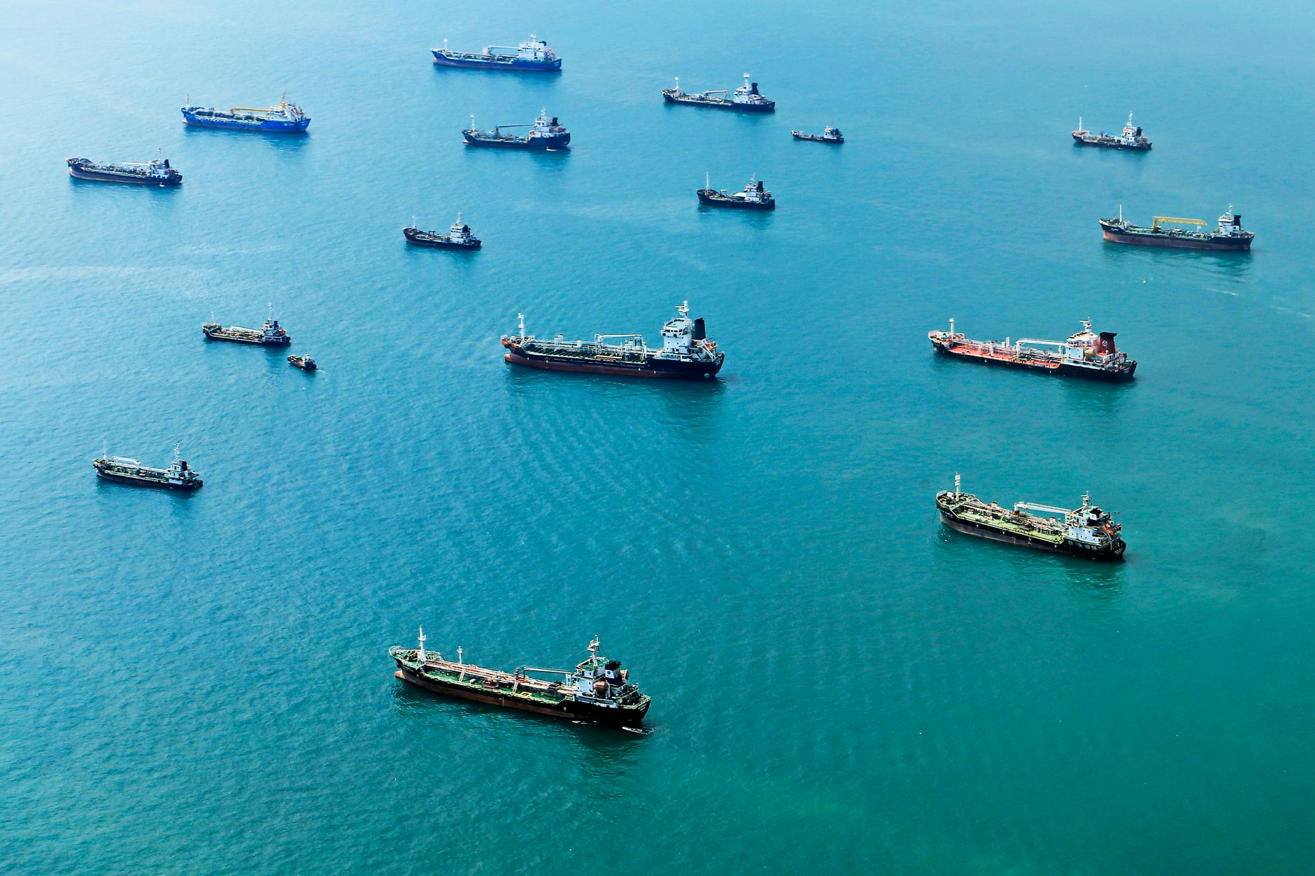 Incendii la trei petroliere în Strâmtoarea Ormuz după contactul cu mine marine, conform Teheranului