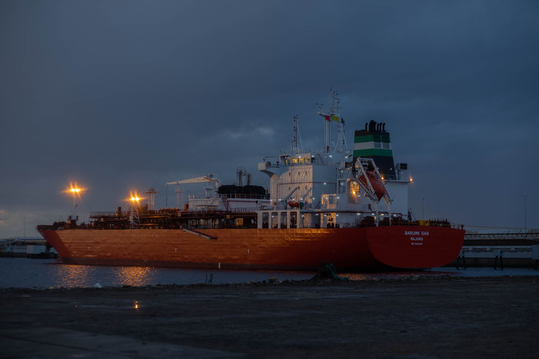 Patru petroliere au luat foc în Strâmtoarea Ormuz după lovirea minelor navale; Teheranul contrazice Washingtonul