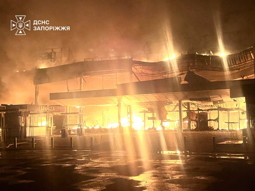 Atac cu dronă asupra centrului comercial Amstor din Zaporojie: Incendiu masiv pe 10.000 de metri pătrați