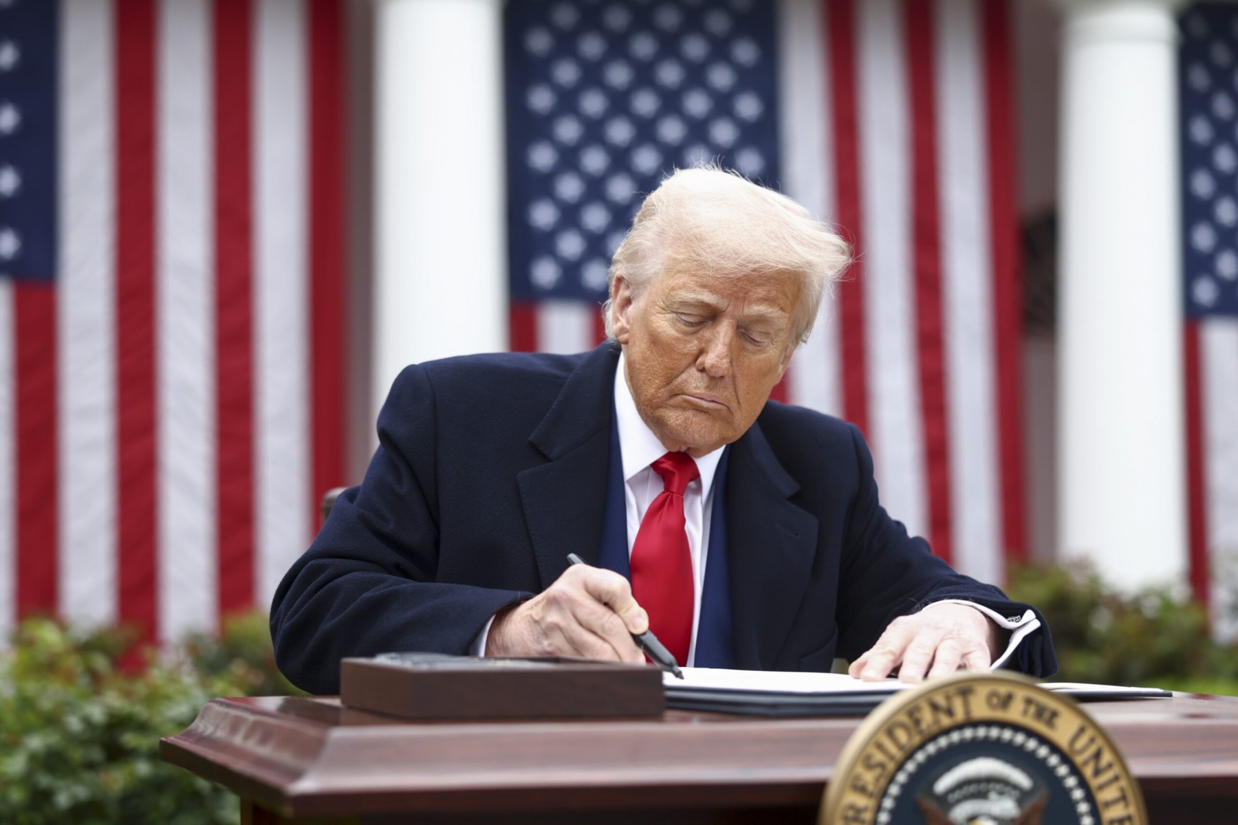 Donald Trump a promulgat noua lege de sancțiuni care vizează flota fantomă a Rusiei