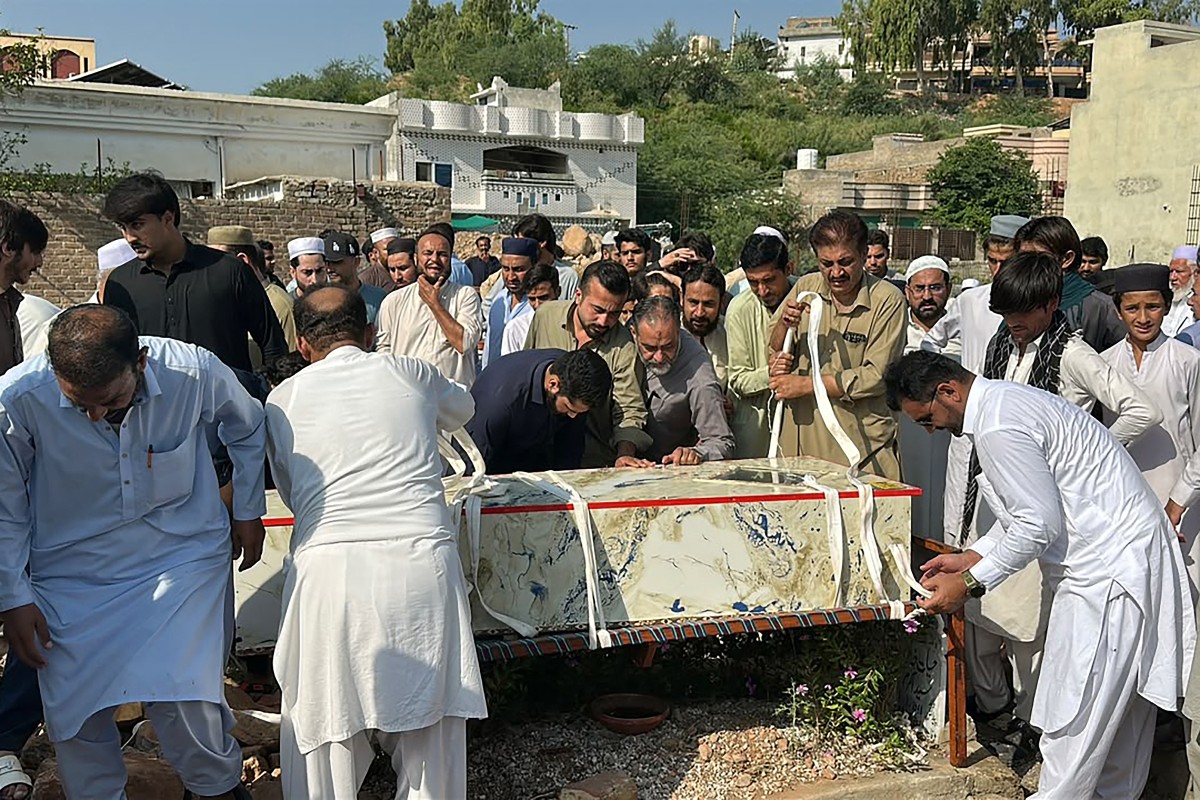 Atac violent în nordul Pakistanului: Mașină-capcană și asalt asupra unui sediu de poliție