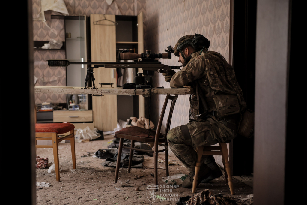 Evoluția misiunilor de lunetist în Ucraina: Supravegherea și camuflajul în era dronelor termice