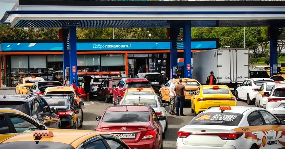 Atacurile ucrainene asupra infrastructurii energetice rusești au redus cu 45% capacitatea de rafinare a petrolului