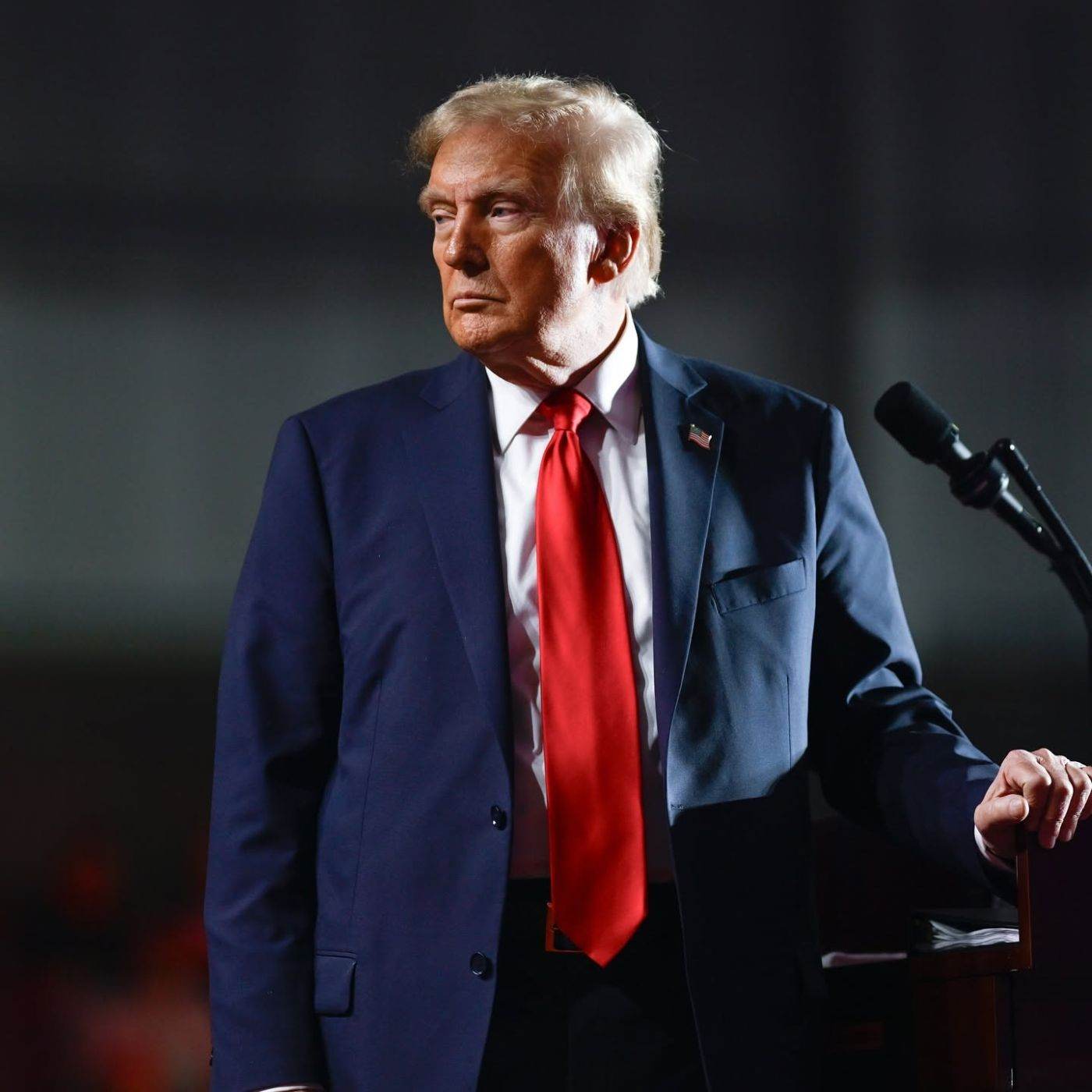 Donald Trump îi cere lui Volodimir Zelenski să oprească atacurile asupra infrastructurii petroliere rusești