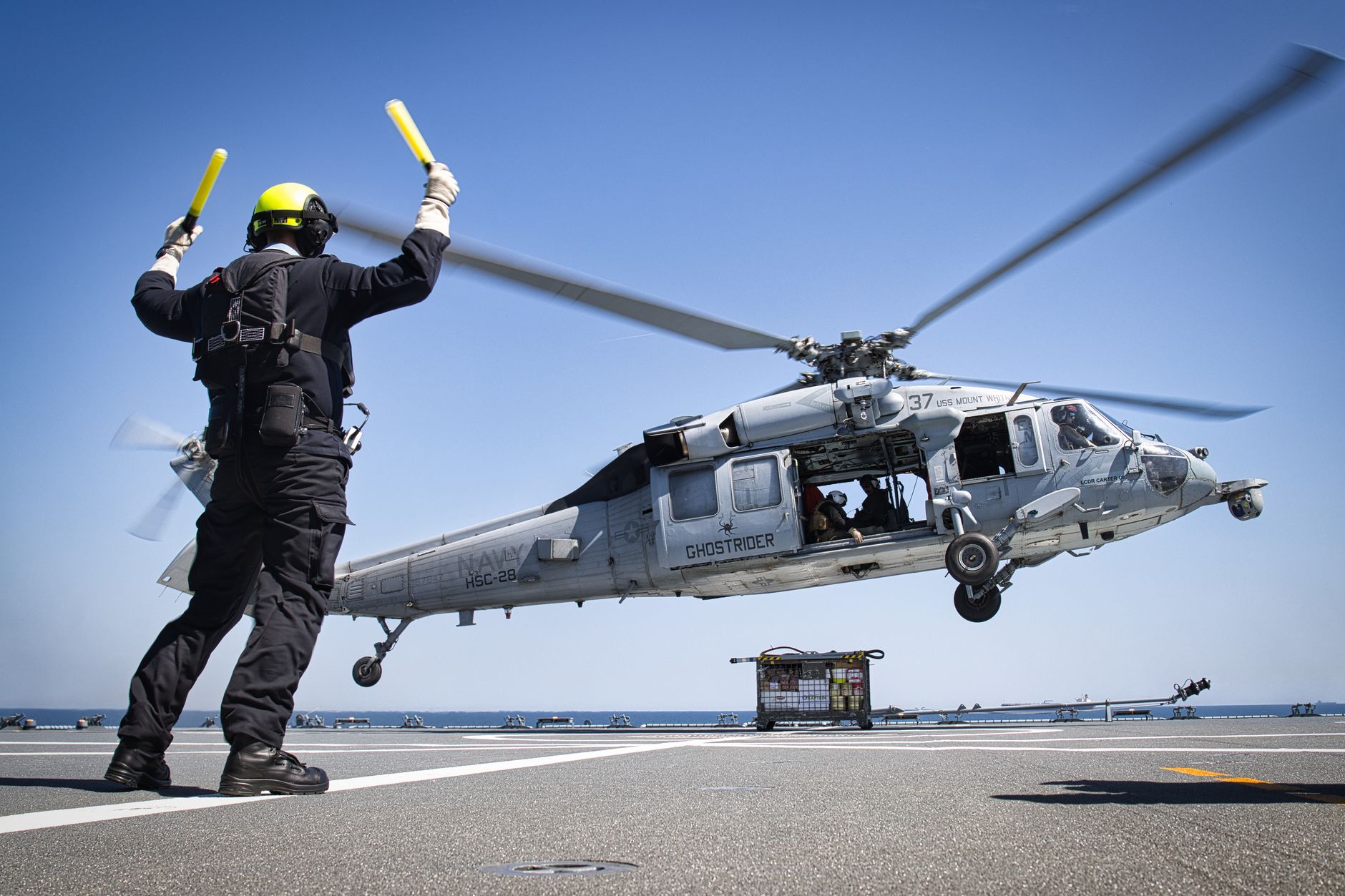 Opt tentative de sinucidere în grupul de luptă al portavionului USS Abraham Lincoln