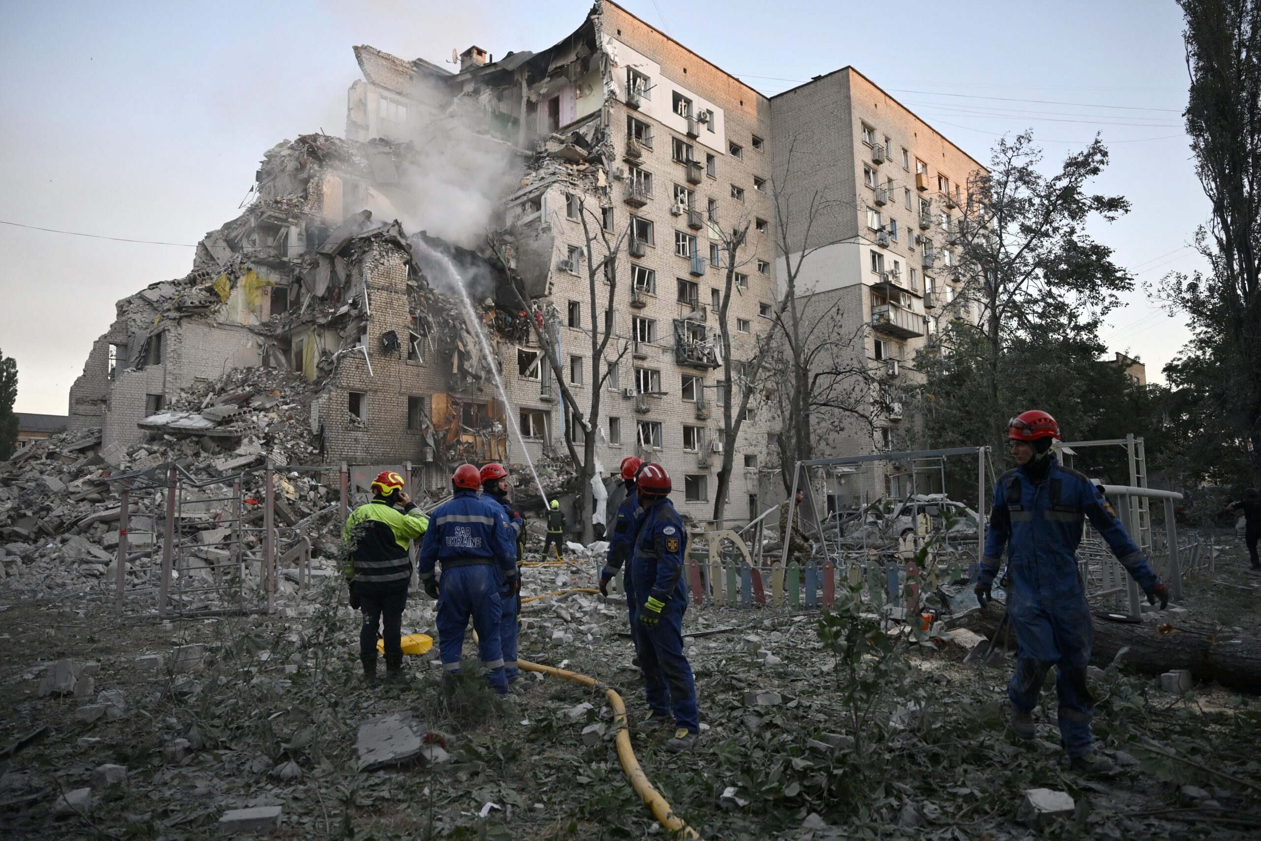 Rusia a lansat valuri de rachete balistice asupra Kievului, provocând victime și distrugeri