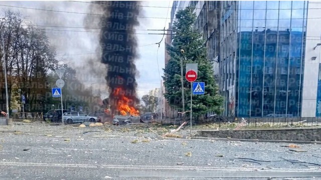 Atacuri cu drone asupra Kievului: cinci morți și clădiri de birouri distruse în plină zi