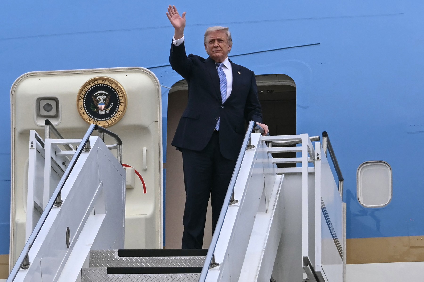 Donald Trump respinge propunerea Iranului pentru strâmtoarea Ormuz și amenință cu noi atacuri