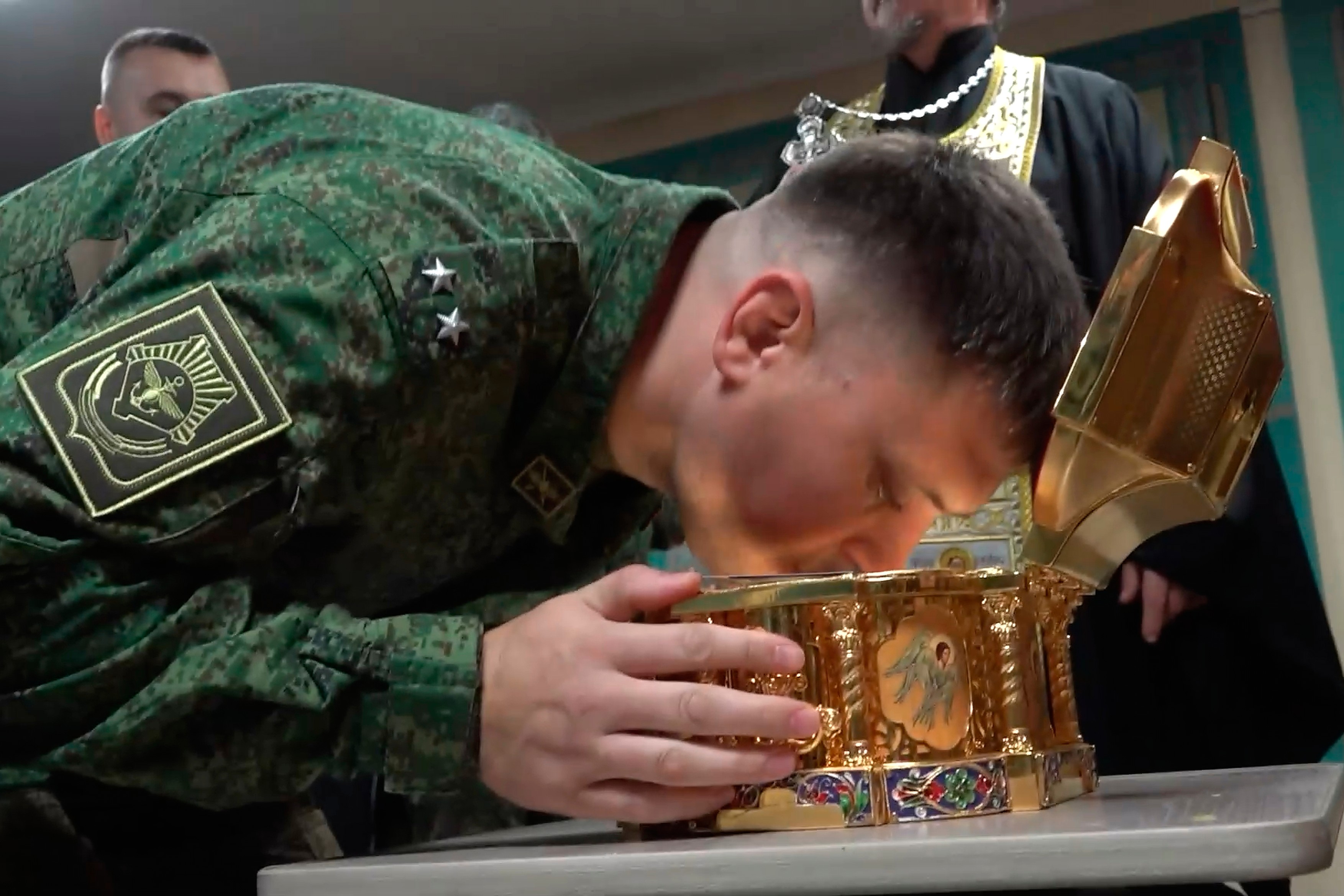 Simbolism religios pe frontul din Ucraina: Moaștele lui Dmitri Donskoi sunt trimise trupelor ruse