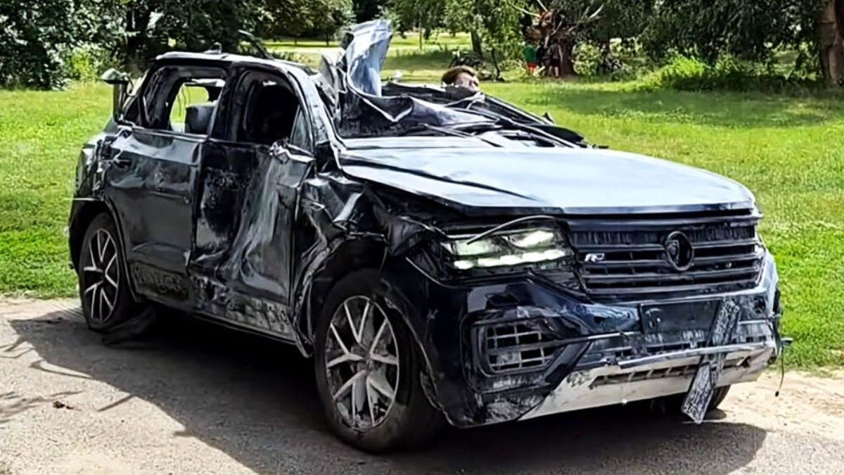 Un SUV Volkswagen Touareg a supraviețuit unei explozii cu rachetă balistică în Ucraina