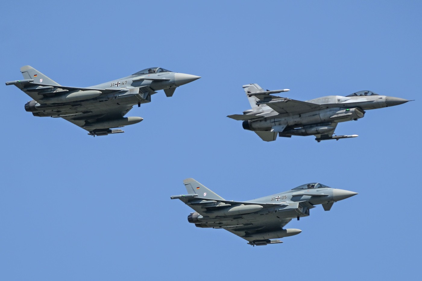 Polonia autorizează doborârea aeronavelor străine pe baza datelor radar, în afara protocolului de timp de pace