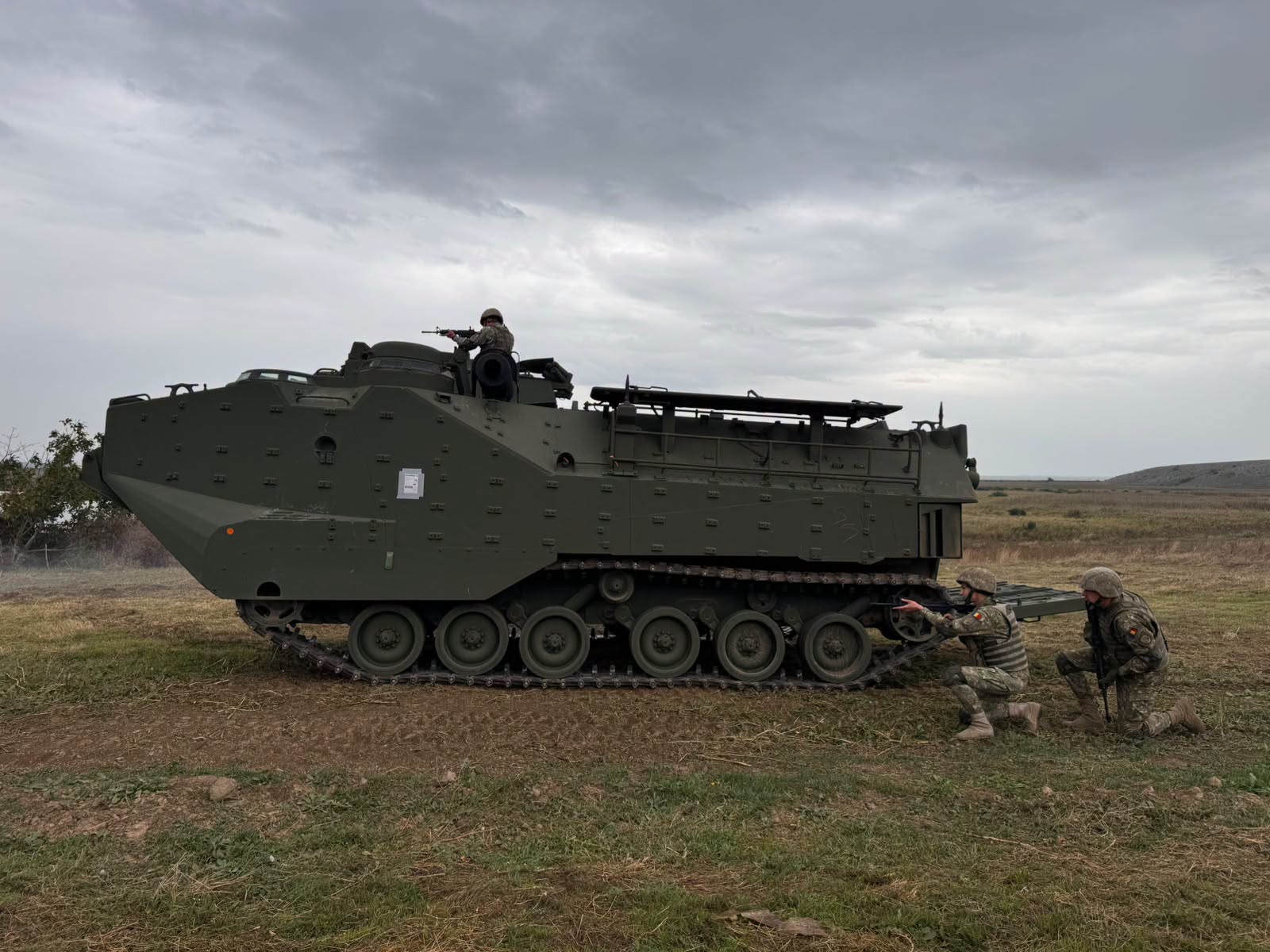 SUA au livrat primele nouă vehicule amfibii de asalt către România pentru securitatea Flancului estic