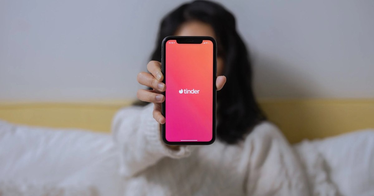 Relație pe Tinder între un comandant NATO și o femeie de origine rusă, investigată pentru risc de spionaj