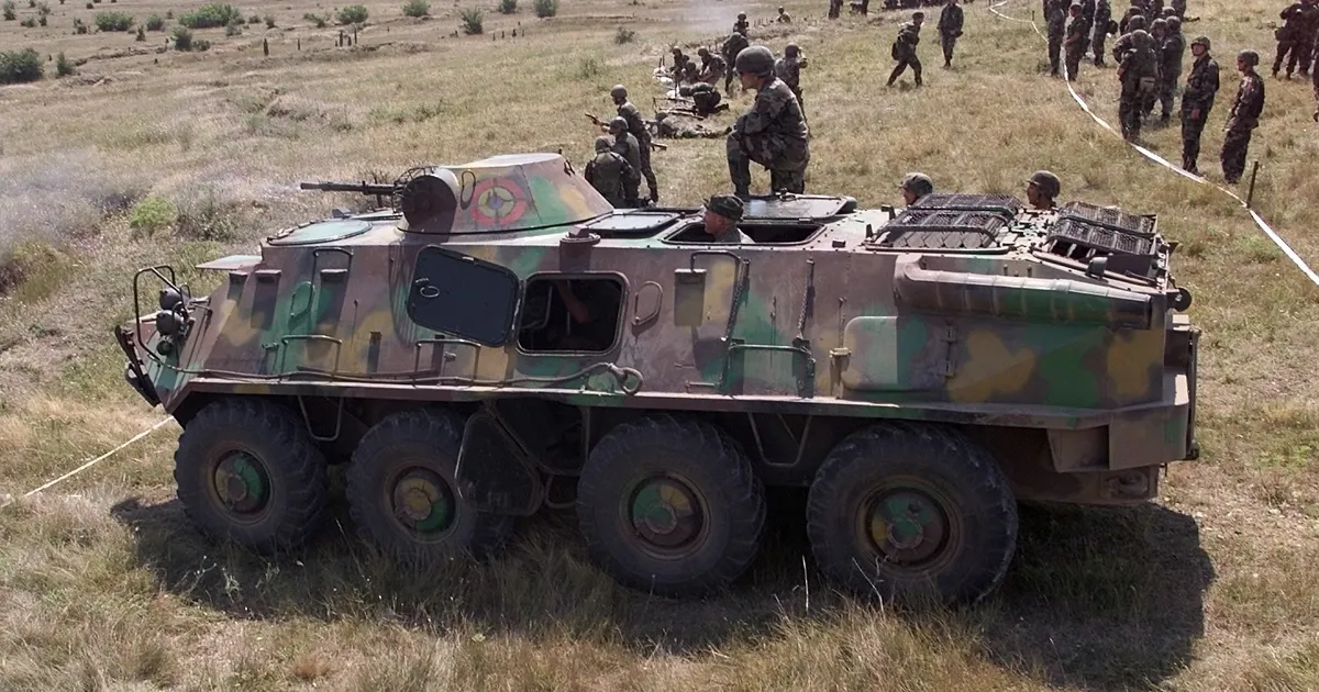 Ucraina folosește blindate BTR-60 transformate în roboți kamikaze în cadrul operațiunii Vivaldi