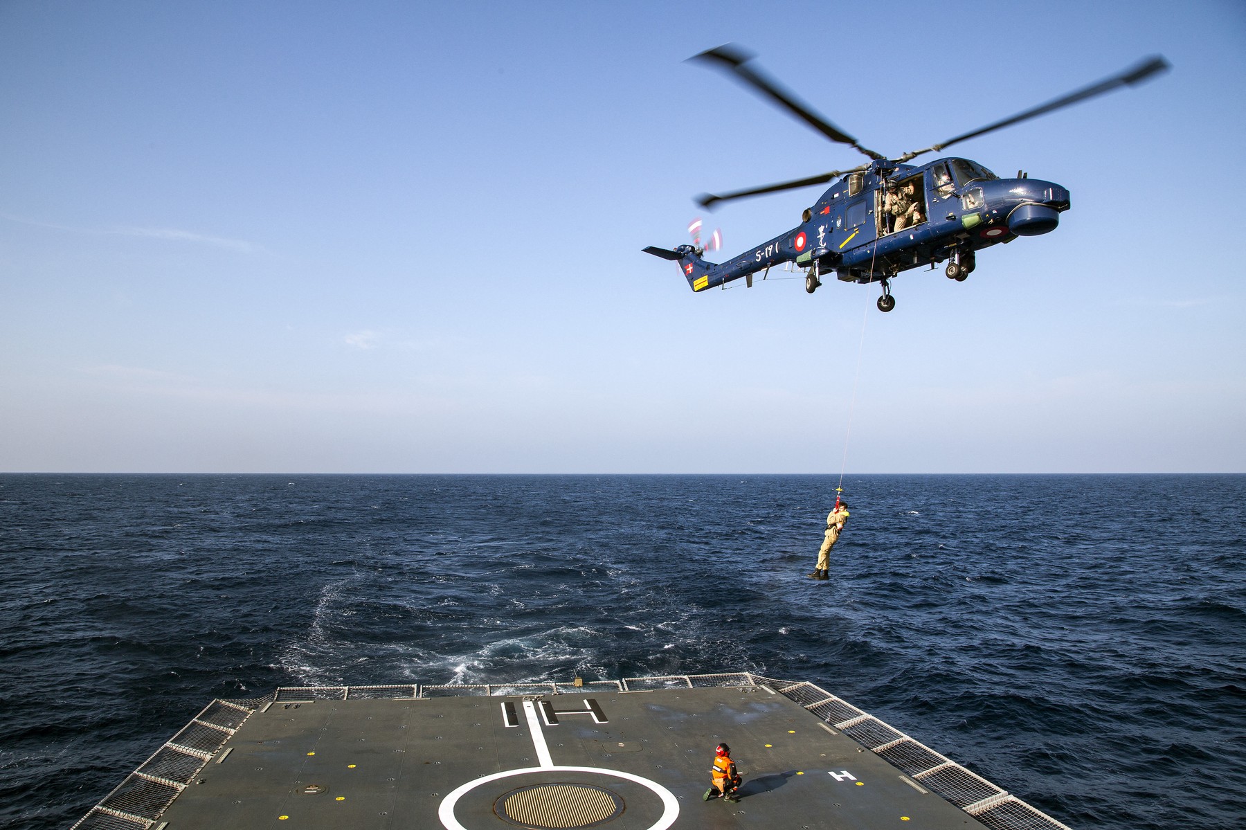 Incident grav în largul coastelor Danemarca: Fregată rusă a tras rachete spre un elicopter militar danez