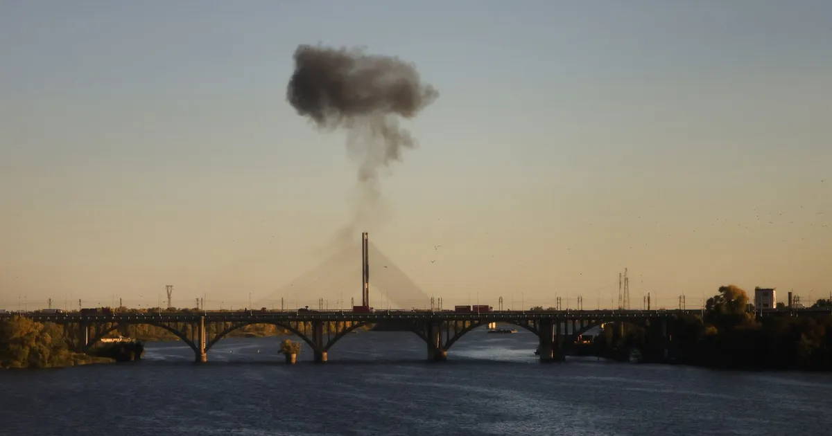 Atacuri ruse asupra infrastructurii de transport din Kiev: Două poduri majore peste Nipru au fost avariate
