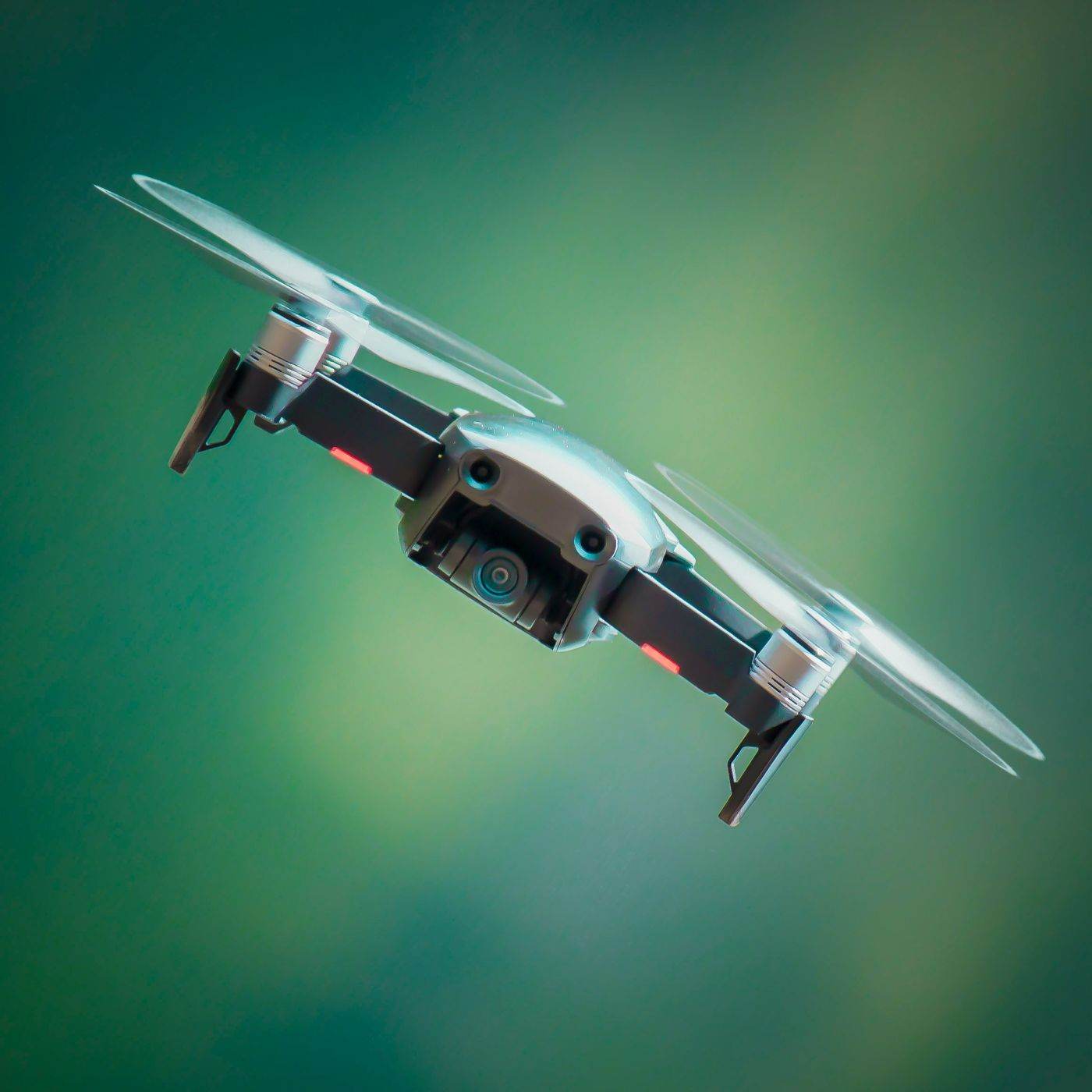 Atacuri rusești asupra infrastructurii civile: un cargou lovit în Odesa și drone asupra regiunii Kievului