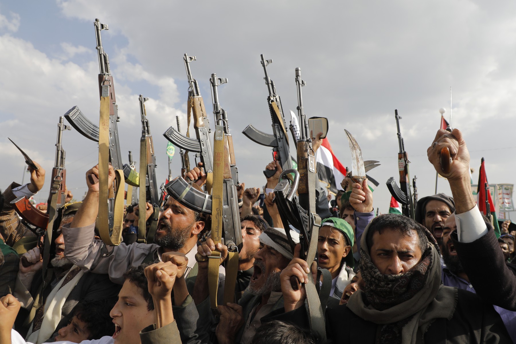 Yemen: Rashad al-Alimi ordonă ofensivă militară majoră pentru recucerirea teritoriilor din mâinile rebelilor Houthi