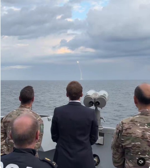 Franța testează racheta nucleară M51.3: Emmanuel Macron a asistat la lansarea de pe un submarin strategic