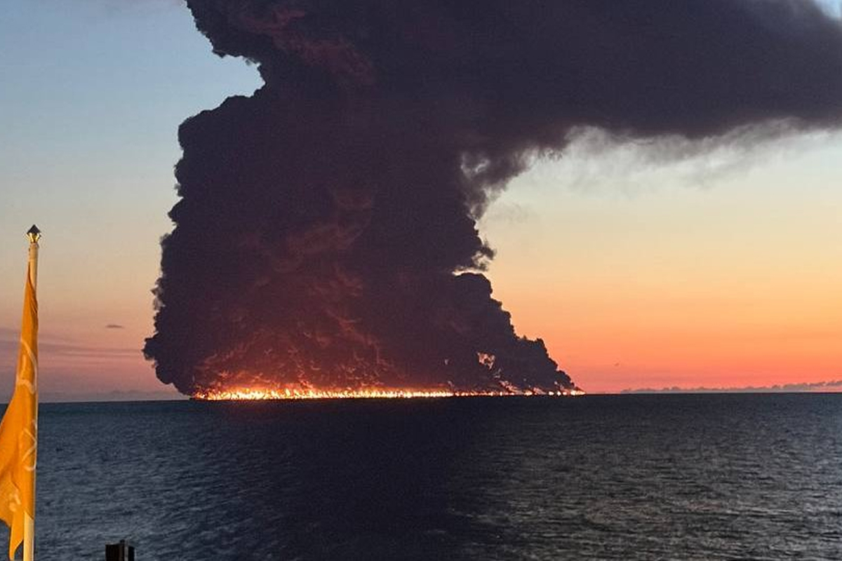 Atac cu drone marine ucrainene asupra unui petrolier lângă Soci: incendiu masiv în Marea Neagră