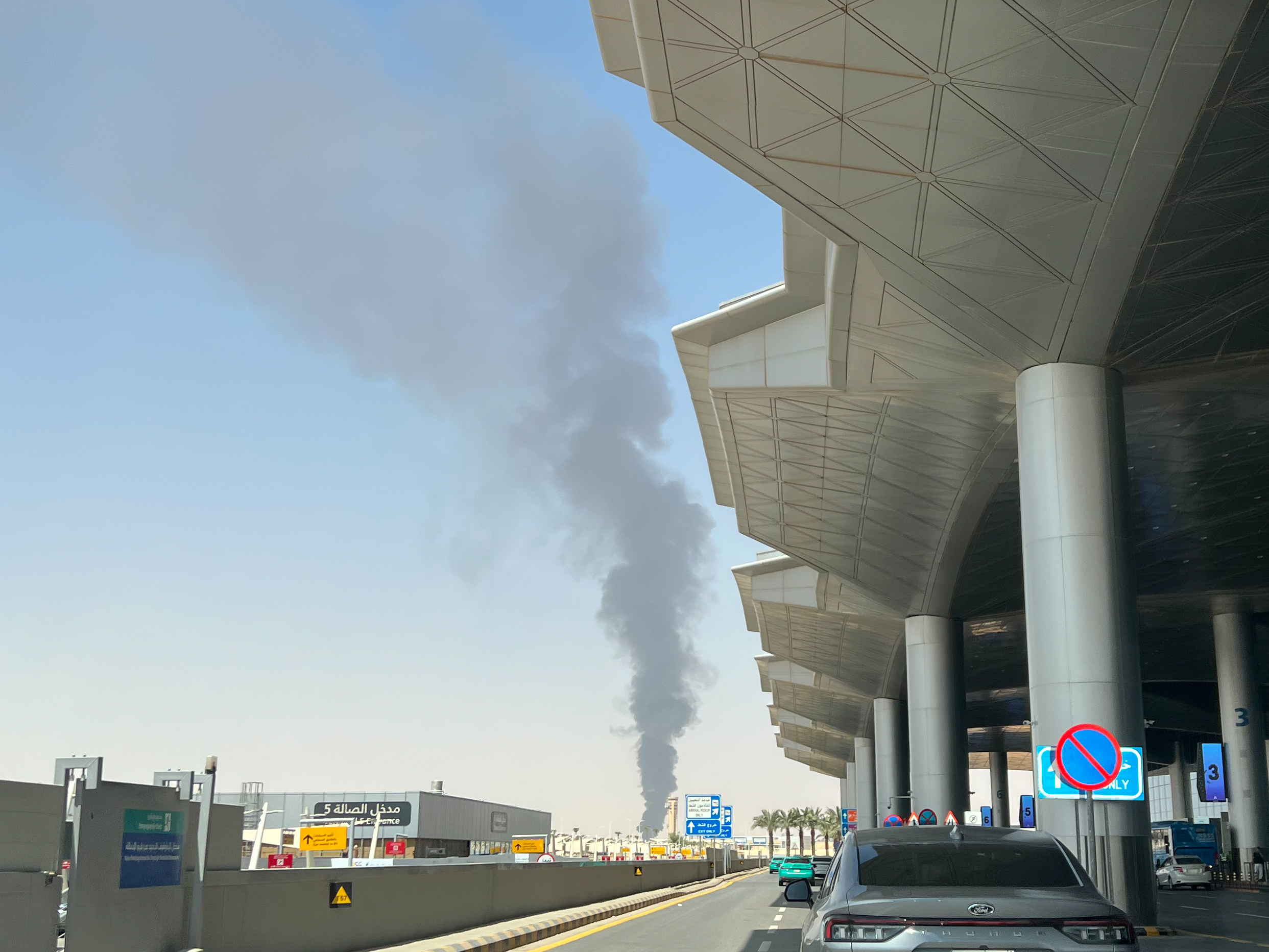Atacuri cu rachete asupra aeroportului din Riad: avioane avariate și suspensiuni de zbor
