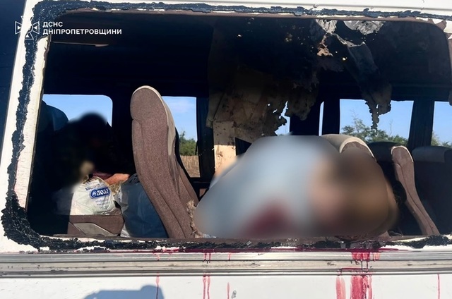Atac cu dronă asupra unui minibuz cu civili în districtul Nikopol: cinci morți și șapte răniți