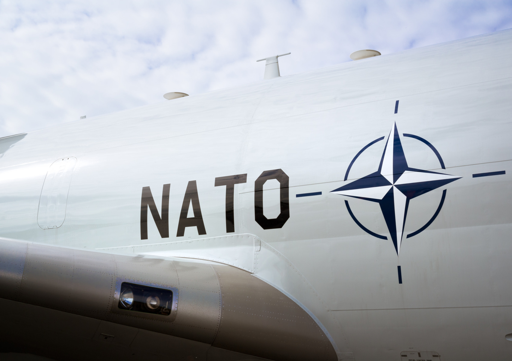 Infiltrare într-o bază militară NATO și SUA din Marea Britanie: doi cetățeni letoni arestați