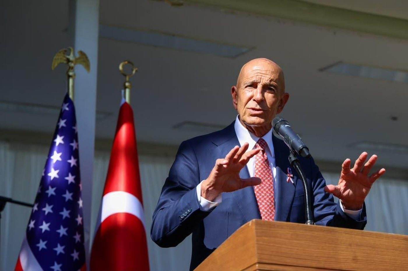 Investigație Reuters: Emisarul american Thomas Barrack este implicat într-un potențial conflict de interese energetic
