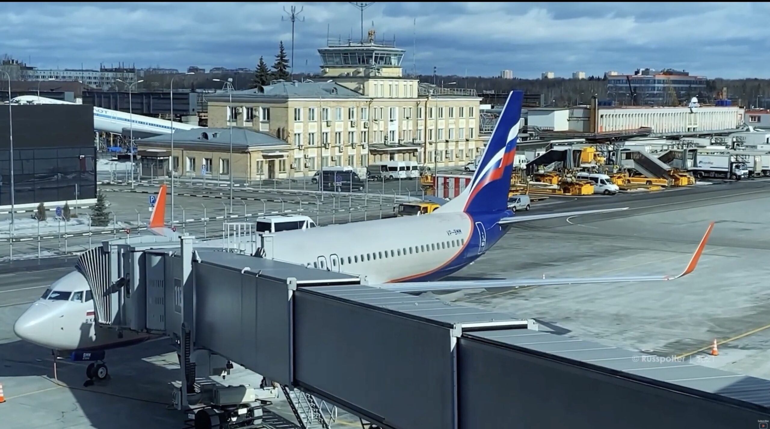 Atacuri cu drone blochează aeroporturile din Moscova; aeronava lui Putin ar fi fost afectată